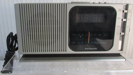 Vintage PANASONIC Brand, AM/FM Digital CLOCK RADIO, Model RC-205 RD-4849