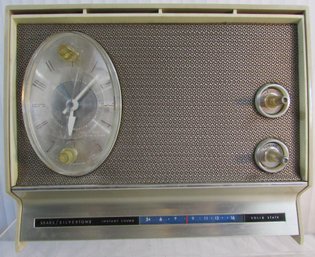 Vintage SEARS SILVERTONE Brand, CLOCK RADIO, Model 132-4901, Beige Color