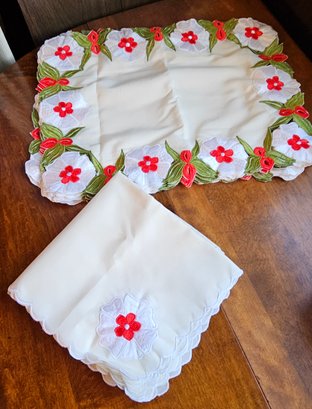 #136 - 6 Christmas Cloth Napkins & 6 Cloth Placemats