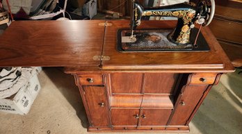 1915 Singer Treadle Sewing Machine No. 66 W/ Awesome Cabinet