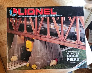 #116 - Lionel Set Of 2 Rock Piers