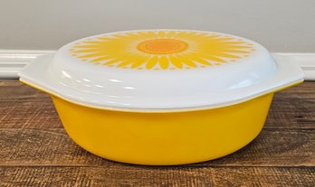 1969 Pyrex Daisy #045 2.5qt Oval Casserole - V