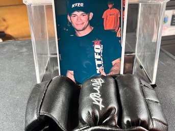 FORREST GRIFFIN AUTOGRAPHED MMA GLOVE WITH DISPLAY CASE  ~ WINNER OF 1ST ULTIMATE FIGHTER UFC