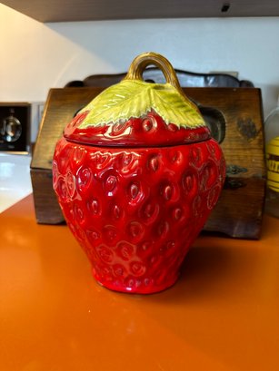 Cookie Jar Strawberry With Lid Kitchen