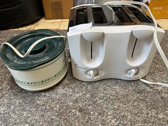 Kitchen Appliance Toaster And Mini Crockpot