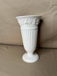 Vase Wedgewood Of Etruria Barlaston Embossed Queens Ware