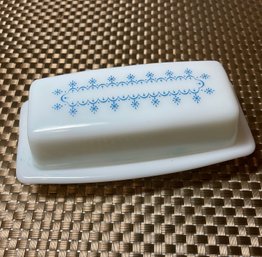 Rare Pyrex Snowflake Garland 2 Pc Butter Dish Set