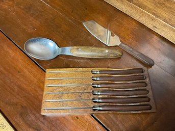 2 Service Utensils From Japan And A Set Of Knives From England With Wooden Handles In Orig Rack