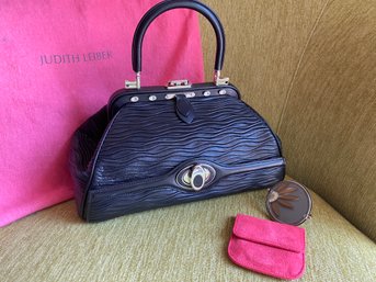 Judith Leiber Purse Delightful Design In This Beauty With Secret Bottom Carriage