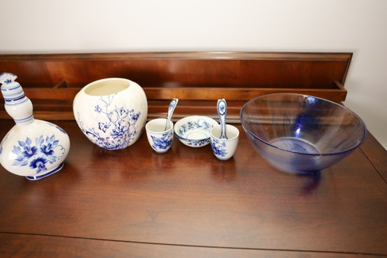 LOT 275 - BLUE AND WHITE ITEMS SHOWN