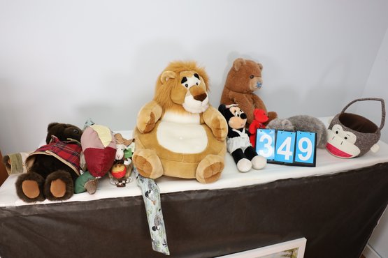 LOT 349 - STUFFED ANIMALS AND MORE