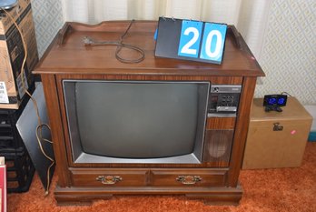 LOT 21 - VINTAGE TV CONSOLE (FIRST FLOOR BY DOOR!)