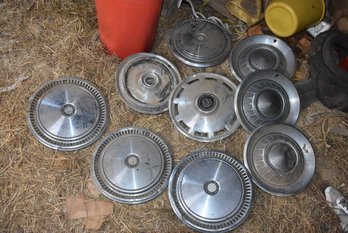 LOT 100 - VINTAGE HUBCAPS