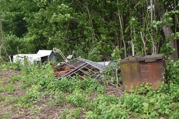 LOT 128 - MIXED METAL / METAL SCRAP PILE - YOU CAN PULL RIGHT UP AND LOAD OR EVEN BRING A TRACTOR