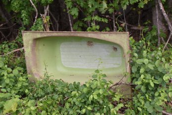 LOT 129 - CAST IRON TUB, COULD BE A NICE WATERING TROUGHT FROM LIVESTOCK , OR SCRAP