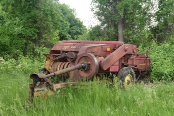 LOT 131 - NEW HOLLAND HAYLINER 68, TWIN BAILER