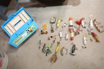 LOT 268 - VERY NICE COLLECTION OF VINTAGE FISHING LURES AND TACKLE BOX