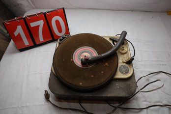 LOT 170 - VERY EARLY RECORD PLAYER