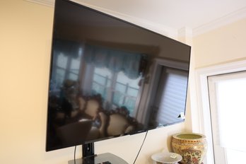 LOT 9 - SONY 70' SMART TV WITH REMOTE AND WALL MOUNT