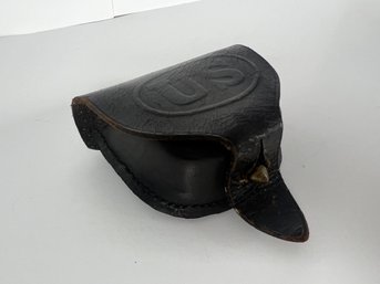 82 - CIVIL WAR LEATHER POUCH, WITH CAPS AS SHOWN, REALLY NICE!