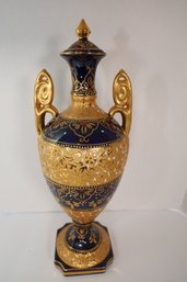 LOT 32 - BEAUTIFUL VASE