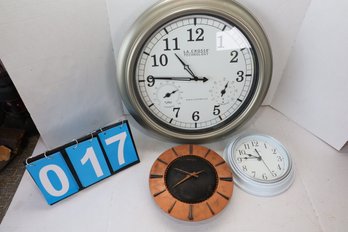 LOT 17 - VINTAGE CLOCKS AND MORE MODERN CLOCKS