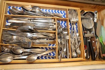 LOT 115 - ALL CONTENTS OF THIS DRAWER - LOTS OF MONEY IN SILVERWARE!