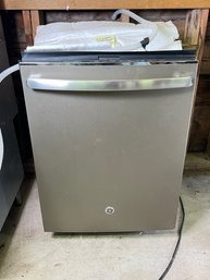 102 - G.E. UNDER COUNTER DISHWASHER, WORKS, GROUND LEVEL FOR EASY REMOVAL!