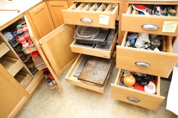 LOT 250 - ALL ITEMS IN THESE KITCHEN DRAWERS (DOESN'T INCLUDE CABINET INSERTS)