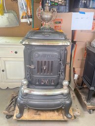 157 - WALKER AND PRATT MFG, BOSTON MA. MODEL 19 CRAWFORD WOOD STOVE, SUPER NICE!! ON ROLLER FOR EASY REMOVAL!