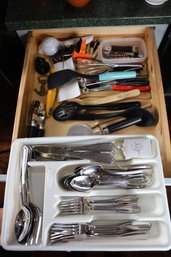 LOT 121 - SILVERWARE AND OTHER ITEMS INSIDE THIS DRAWER