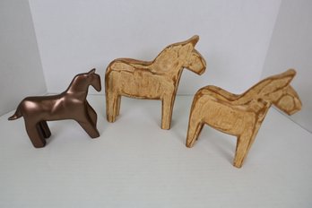 LOT 128 - HORSES, WOODEN AND OTHER, DECOR