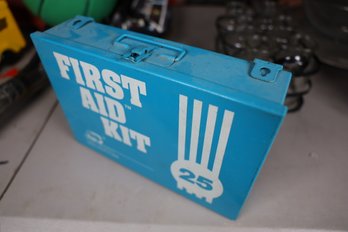 LOT 322 - VINTAGE METAL FIRST AID KIT CONTAINER