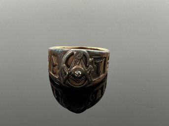 LOT 28 - 10k GOLD MASONIC RING WITH DIAMOND