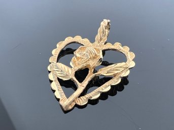 LOT 31 - 14k GOLD FLOWER/HEART PENDANT