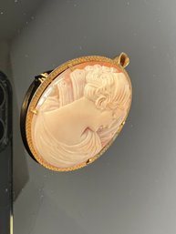 LOT 43 - ANTIQUE 10k GOLD CAMEO BROOCH / PENDANT