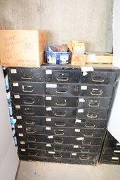LOT 97 - VINTAGE METAL MULTI-DRAWER CABINET AND ITEMS IN AND ON TOP OF IT