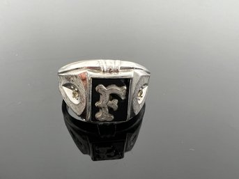 LOT 106 - VINTAGE 'F' STERLING RING