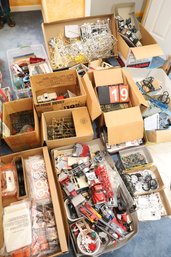 19 - MODEL KITS - ALL UNKNOWN, LOOK OPENED, PARTS, EXTRAS, PARTS...