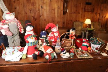 LOT 176 - CHRISTMAS RELATED ITEMS