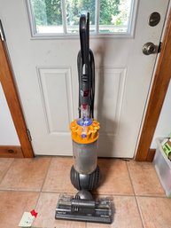 90 - DYSON VACUUM