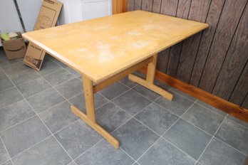 LOT 238 - TABLE