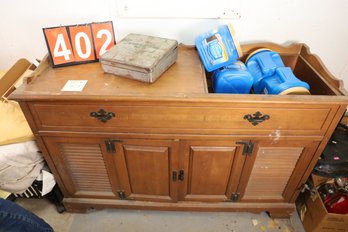 402 - FURNITURE AND ITEMS ON IT