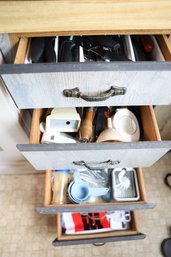 164 - ITEMS IN KITCHEN DRAWERS SHOWN