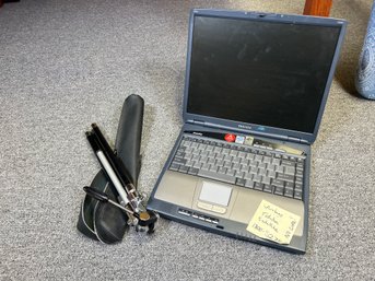 291 - VINTAGE TOSHIBA LAPTOP NO CORD AND TRIPOD