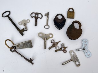 185 - EARLY LOCKS / KEYS VERY NICE LOT