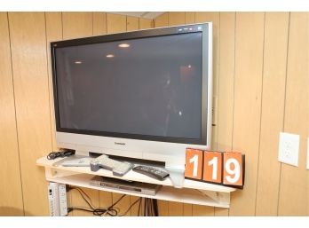 LOT 119 - TV / DVD PLAYER / REMOTES