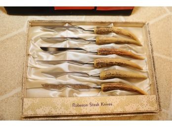 LOT 32 - ROBESON BONE STEAK KNIVES