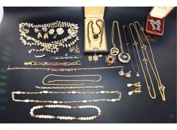 LOT 208 - BEAUTIFUL JEWELRY LOT