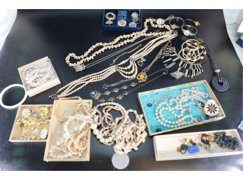 LOT 211 - BEAUTIFUL JEWELRY LOT